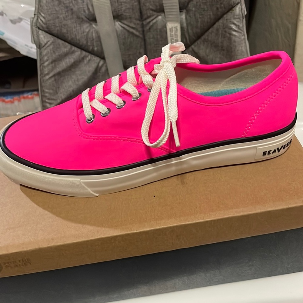 Seavees hot pink sneakers bran new in the box size 8.5